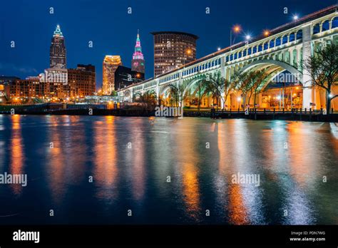 Cleveland ohio skyline at night hi-res stock photography and images - Alamy