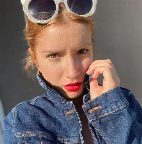 Body nude con encaje y labios rojos Laurita Fernández volvió a sorprender a sus seguidores