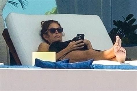 Fotos inusuales en bikini de Cindy Crawford de 58 años durante sus recientes vacaciones