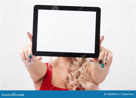 El Blonde Hermoso Con Los Pechos Grandes Que Se Colocan En Un Backgr Blanco Foto De Archivo