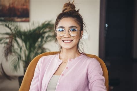 Premium Photo Lovely Caucasian Woman With Eyeglasses Smiling At