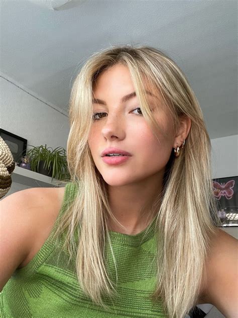 Wavy Blonde Hair With Bangs