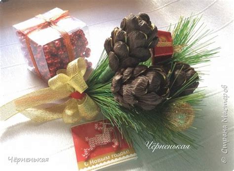 Новогоднее украшение - шишки из конфет