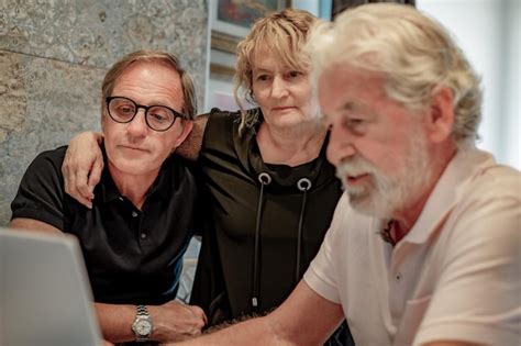 Couple de personnes d âge moyen mature concentré apprenant à utiliser la technologie en
