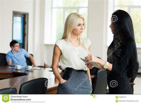 Twee Jong Bedrijfsvrouwenblonde En Brunette Met Een Tabletcompu Stock Afbeelding Image Of