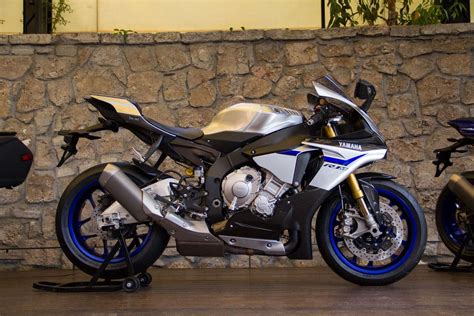 Up Close With The 2015 Yamaha YZF R1M Asphalt Rubber