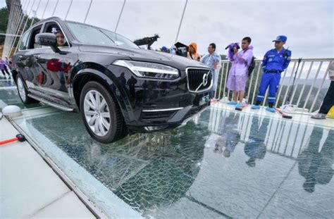 China S Highest Glass Bridge In The World Gets Hammered To Prove Safety World News Metro News