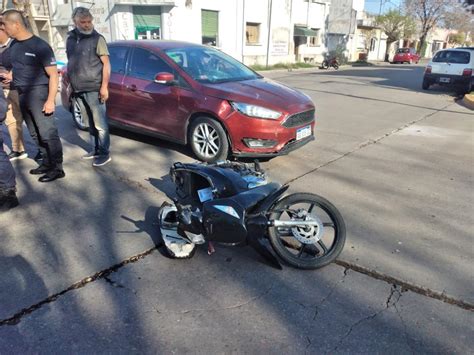 Fuerte choque entre una moto y un auto una menor se salvó por el casco