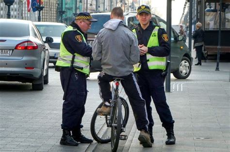 Bubel w przepisach Straż miejska nie skontroluje rowerzysty Dziennik365