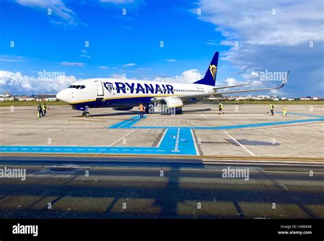 Ryanair Boeing 737-800 landed at Seve Ballesteros Santander Airport