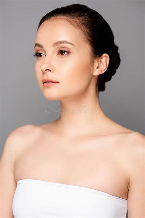 Mooie Brunette Vrouw Met Perfecte Huid Stock Foto Image Of Gezond Welzijn