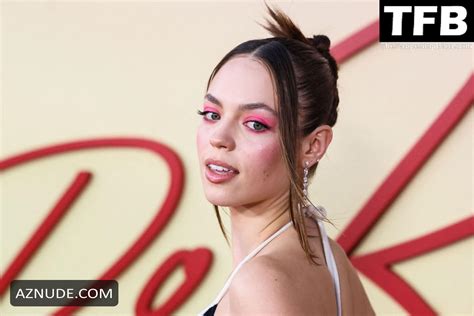 Claudia Sulewski Sexy Seen Flaunting Her Hot Cleavage At The Screening