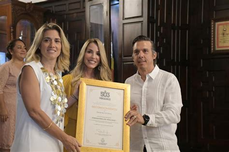 Urbis Entrega Alcaldesa Patricia Lobeira De Yunes Reconocimiento