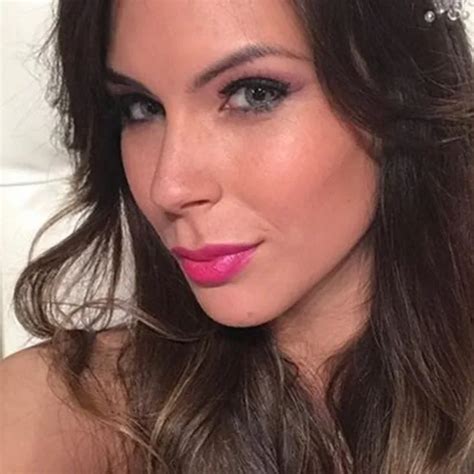 Luciendo una bikini muy sexy Barby Franco reveló su talento oculto