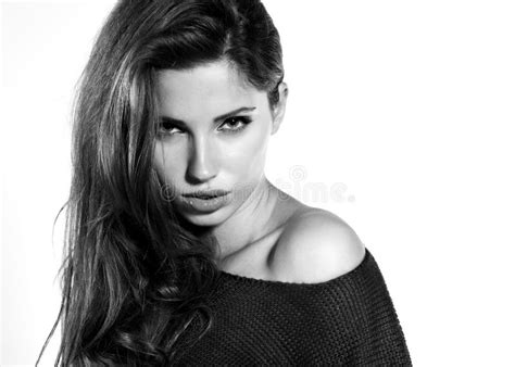 Brunette Atractivo En Traje Anaranjado Foto De Archivo Imagen De Muchacha Cara