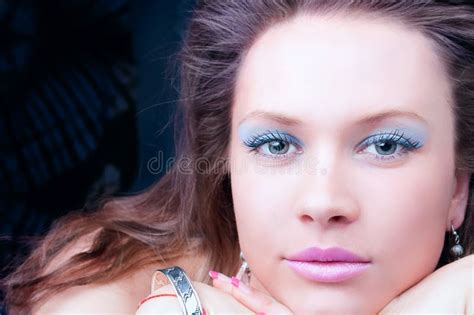 Portrait Eines Sinnlichen Brunette Mit Blauen Augen Stockbild Bild Von Karosserie Mode