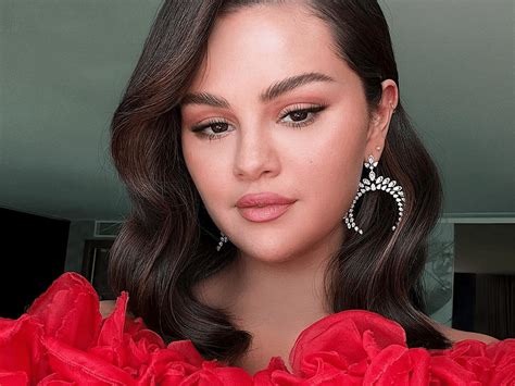 Selena Gomez S Peachy Nude Nails Will Be Your New Summer Staple