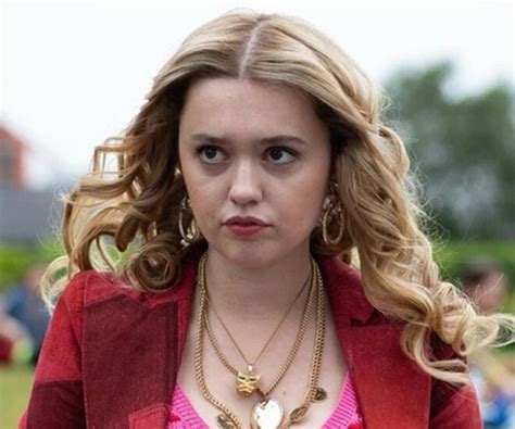 Mỹ nhân phim Sex Education từng yêu bạn diễn song tính quá khứ khổ sở vì ngoại hình răng thỏ