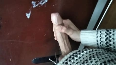 巨大鸡巴的家伙在电梯里冒险并在顶楼射精 Pornhub Gay