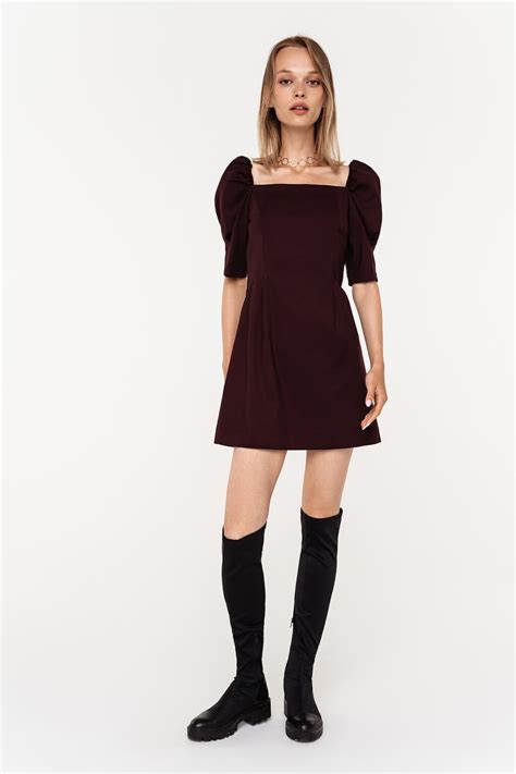 Платье короткое с рукавами-фонариками и квадратным вырезом 2041262550 ...