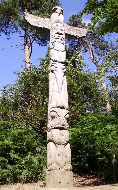 File:Totem Pole Groombridge.JPG