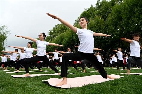 欧洲时报欧时网 欧时大参 2023年国际瑜伽日暨中国（昆明）南亚文化艺术周在昆明开幕