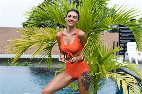 Hermosas Mujeres Europeas En Traje De Ba O Bikini Naranja De Dos Piezas En Forma Perfecta Buen