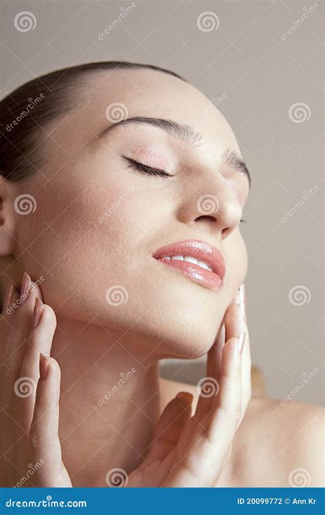 Mooi Meisje Met Perfecte Huid Stock Foto Image Of Brunette Hoofd