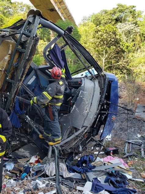 Fotos Ônibus cai de viaduto em Minas e deixa mortos 04 12 2020 UOL