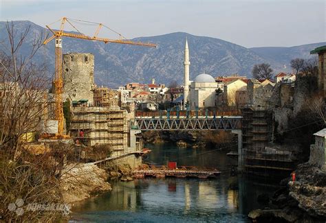 Ti miran i savit preko mrakobjesâ ljude i rijeku puštaš ušću nada