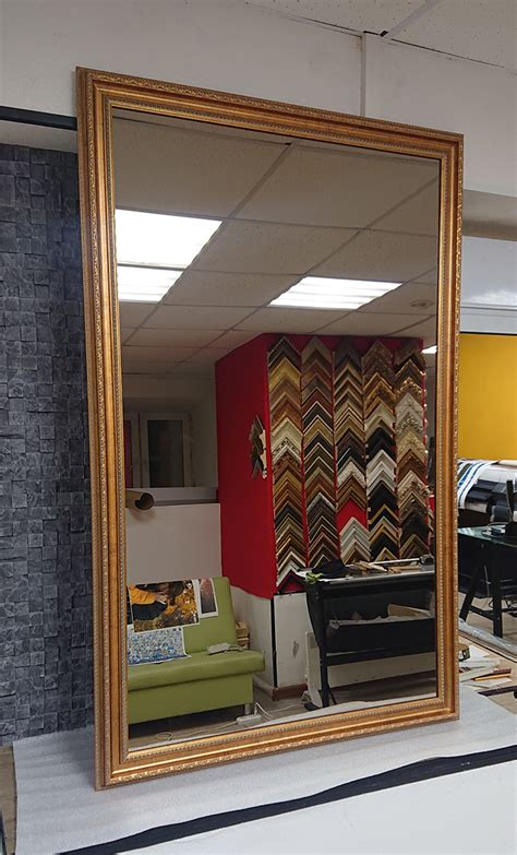 Зеркало в багете купить в Москве по индивидуальным размерам!