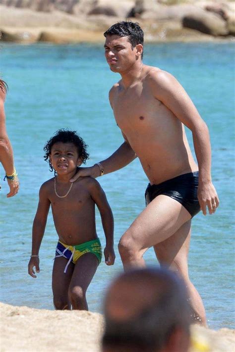 Thiago Silva curte praia a família na Itália Thiago silva