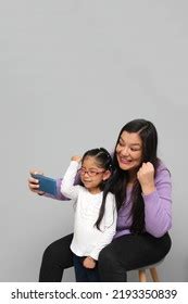 Im Genes De Latina Mom With Daughter Im Genes Fotos Y Vectores De Stock Shutterstock