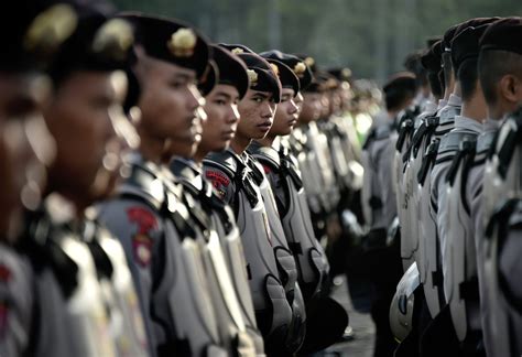 Cop Investigated Over Claims He Offered Police Job In Exchange For Gay Sex