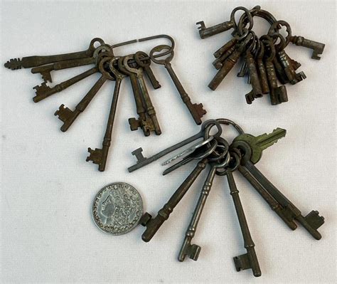 Lot Vintage And Antique Lot Of 32 Keys Skeleton Etc