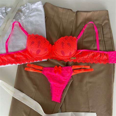 Conjunto de lingerie em renda sutiã sem bojo aro e calcinha biquíni nude Anne Toda Feminina