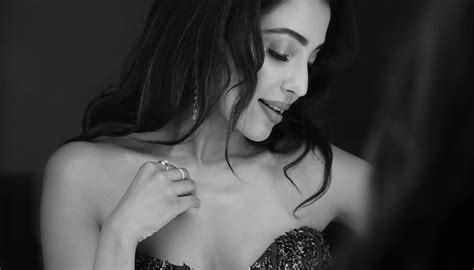 Parvati Nair Hot Pics Sexy Stills Gallery Images