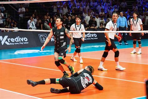 7 Potret Ananda Omesh Saat Main Voli Sampai Jatuh Bangun
