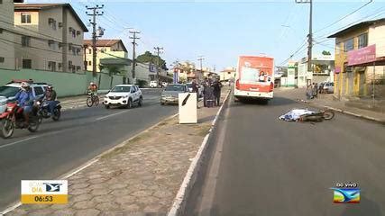 Motociclista morre após bater em carro cair na pista e ser atropelado