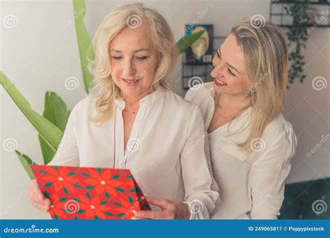 Blonde Vrouw Verrast Door Een Geschenk Van Haar Vriendin Medium Dat Binnenshuis Wordt