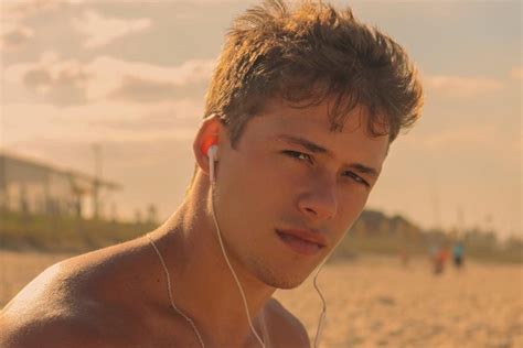 Ator do beijo gay em Malhação é flagrado homem mais velho Metrópoles