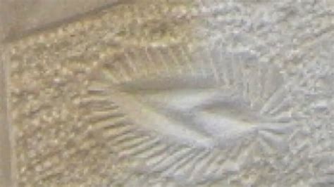 Karvade in fruns vagina på hennes gravsten