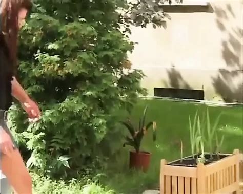 Geheimer sex mit einer brünetten hausfrau ihre muschi von ihrem