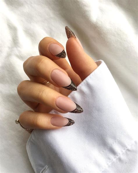 Unhas nude preto ideias para você abusar dessa combinação