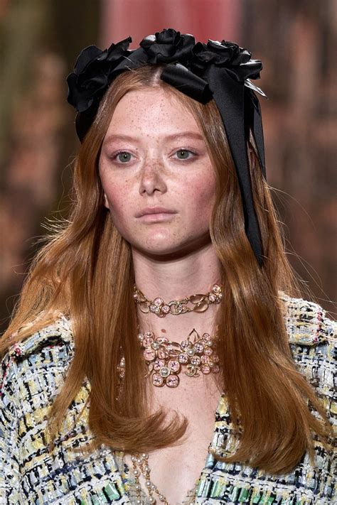 Chanel Spring 2024 Ready To Wear Collection Модели Идеи причесок Волосы