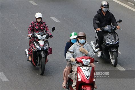 TPHCM Nắng nóng gay gắt người dân dùng mọi cách để tránh nắng
