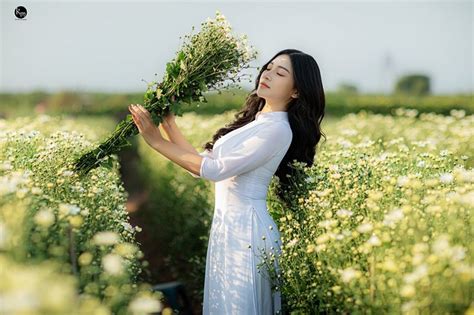 Hot girl Ham TV mong manh đẹp tựa nàng thơ bên vườn cúc họa mi đầu mùa Netizen Việt Giải Trí