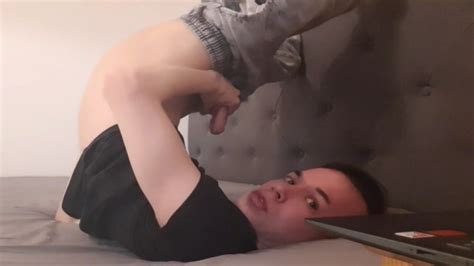 Хвастается и пытается кончить на лицо во время чата ТРЕЙЛЕР Pornhub Gay