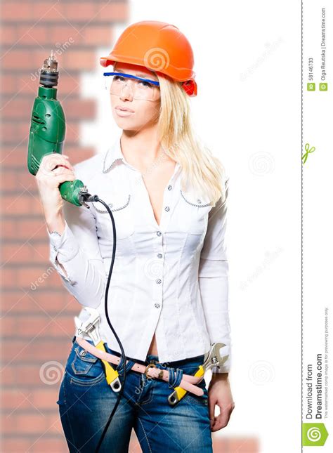 Dame Blonde Autoritaire De Jeune Sexi Dans Le Casque Avec Le Foret Image Stock Image Du Brique