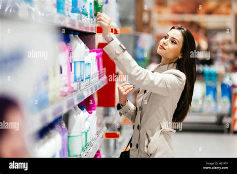 Beautiful Brunette Woman Shopping In Supermarket Stock Photo Alamy